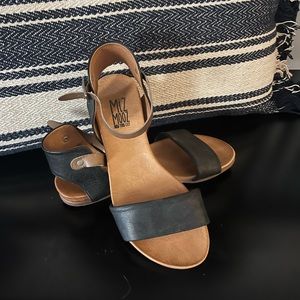 Miz Mooz Womens Alanis black Sandal 7
